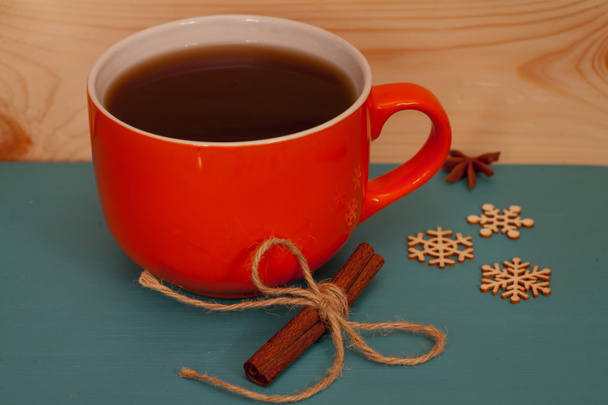 Θέμα Χριστούγεννα - μεγάλο πορτοκαλί τσάι Κύπελλο και κανέλα ρολό - Φωτογραφία, εικόνα
