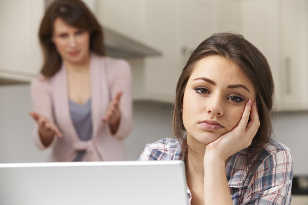 Mother Arguing With Teenage Daughter Over Online Activity - Foto, immagini