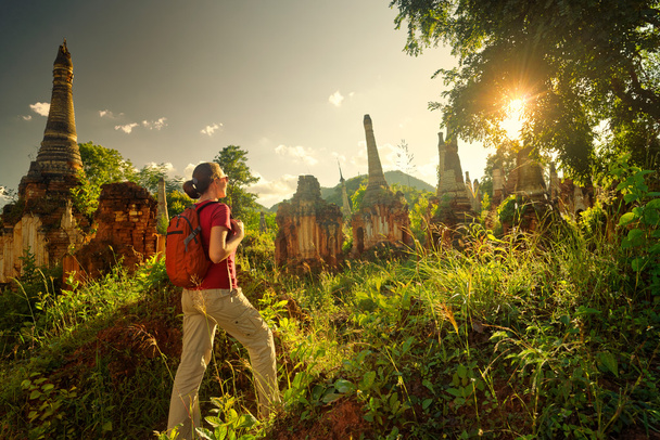 Batohem, cestování s batohem a dívá se na západ slunce mezi - Fotografie, Obrázek