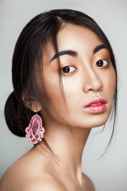 Красивая азиатская молодая и нежная женщина
 - Фото, изображение