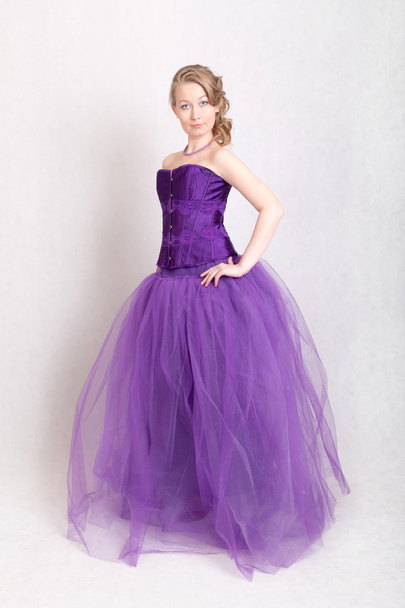 chica en un vestido de noche púrpura
 - Foto, Imagen