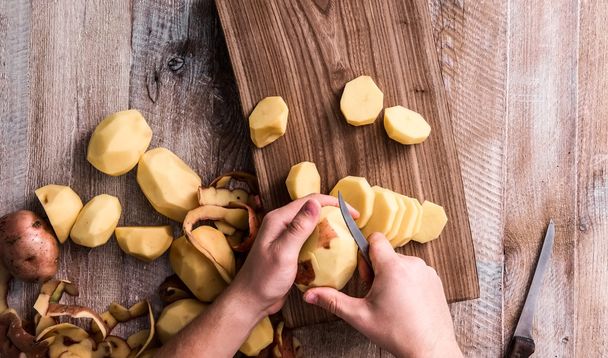 hands peeling potato - Foto, Imagen