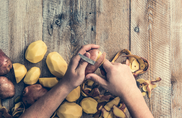 hands peeling potato - Foto, Imagen