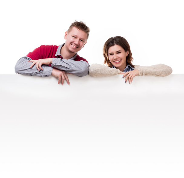 улыбающаяся пара опирается на пустое одеяло для рекламы
 - Фото, изображение