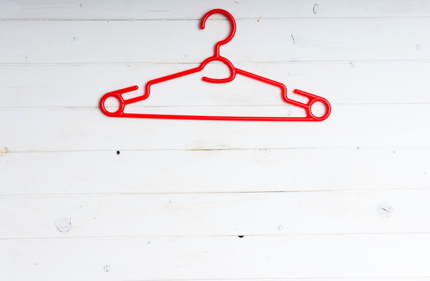red plastic clothes hanger - Foto, afbeelding