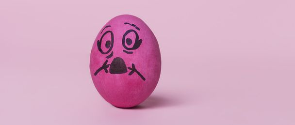 Fuchsia painted egg scared to death letterbox - Photo, Image