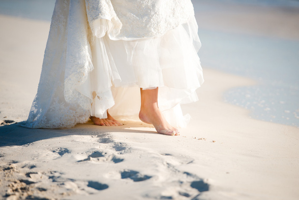 Closeup of bare feet of a bride on the beach in Mexico, Riviera Maya. Destination wedding. - Foto, Imagen