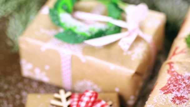 Karácsonyi ajándékok papírba csomagolva barna - Felvétel, videó