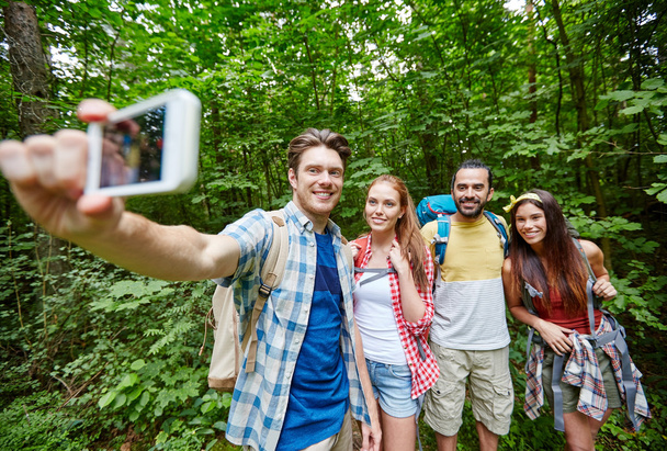 friends with backpack taking selfie by smartphone - Fotografie, Obrázek