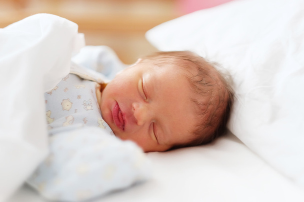 newborn baby in bed - 写真・画像