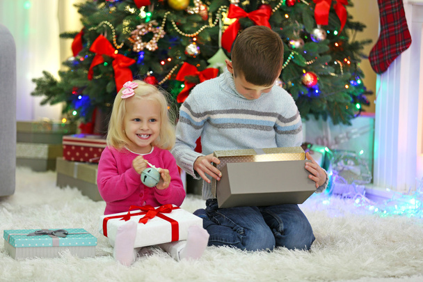 Hauskoja lapsia lahjapakkausten kanssa
 - Valokuva, kuva