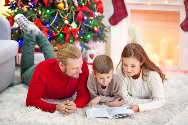 Christmas family in holiday living room - Foto, imagen