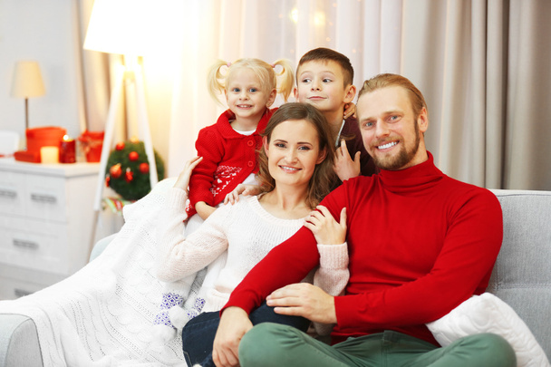 Weihnachtsfamilie im Urlaubs-Wohnzimmer - Foto, Bild