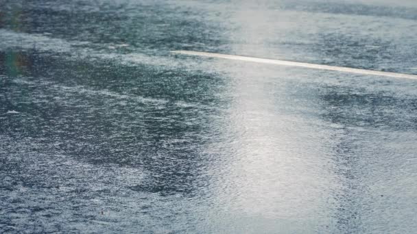 Vértes autó halad az esőben - Felvétel, videó