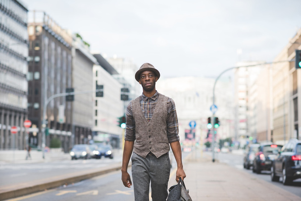 通りを歩いてアフロの黒人男性 - 写真・画像