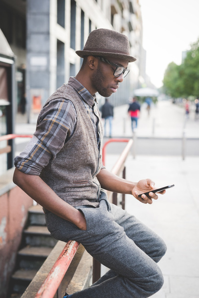 Afro fekete ember, egy smartphone segítségével - Fotó, kép