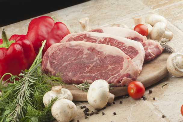 Стейк из свежего мяса - Фото, изображение