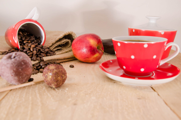 Granola ou muesli maison sain avec avoine, poires séchées, raisins secs, amandes, noisettes et miel dans un bol rouge pour le petit déjeuner
 - Photo, image