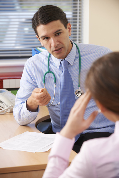 Mannelijke arts discussie met vrouwelijke patiënt - Foto, afbeelding