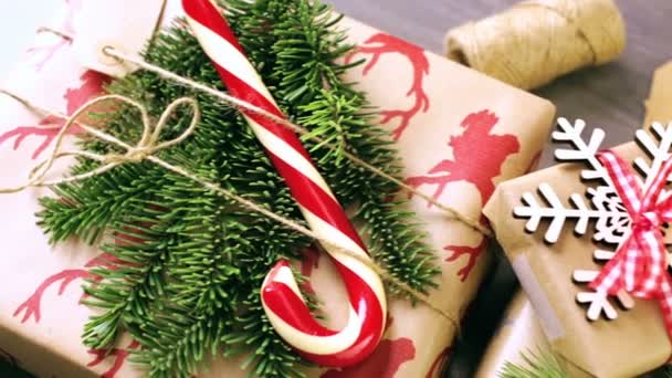 Χριστουγεννιάτικα δώρα τυλιγμένο σε καφέ χαρτί - Πλάνα, βίντεο