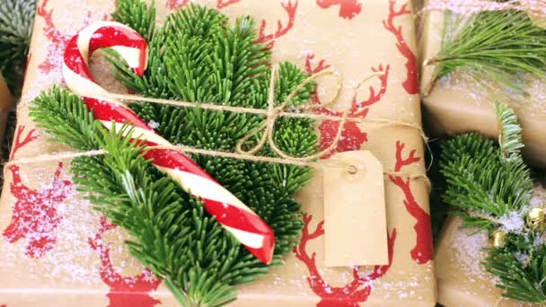Noel hediyeleri kahverengi kağıt sarılı - Video, Çekim