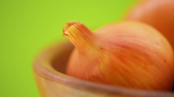 Cibule hnědá v dřevěné desce - Záběry, video