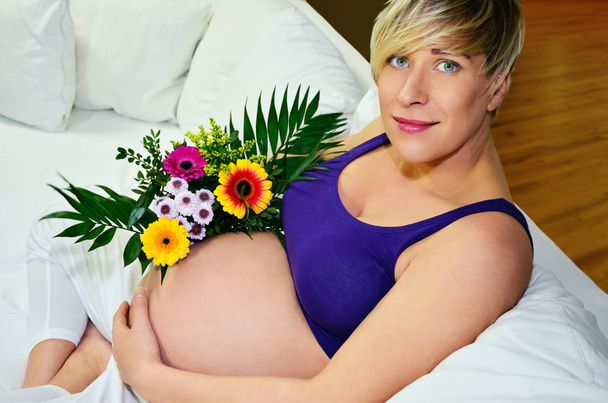 Nainen raskaana kukkia
 - Valokuva, kuva