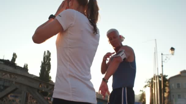 jogging couple planning running route - Footage, Video