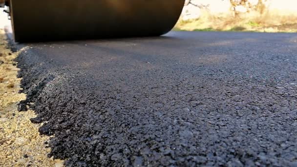 Prace ciężkie wibracje kompaktor wałkiem w nawierzchni asfaltowej - Materiał filmowy, wideo