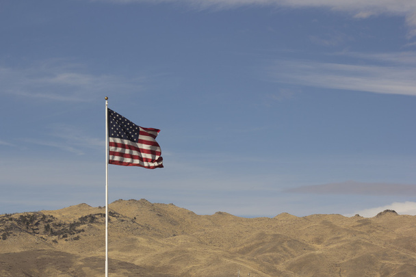 αμερικανική σημαία των ΗΠΑ σε φόντο γαλάζιο του ουρανού - Φωτογραφία, εικόνα