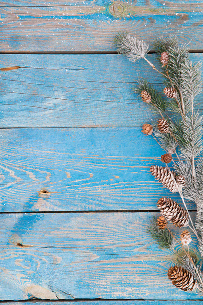 Різдвяний фон з ялинковими гілками, піктограмами та ягодами на
  - Фото, зображення