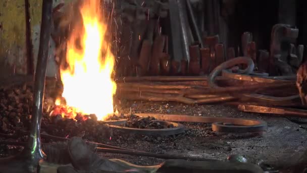 Demirci sanatçı onun atölye - Video, Çekim