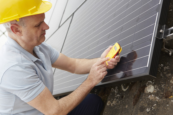 Engenheiro instalando painéis solares no telhado da casa
 - Foto, Imagem