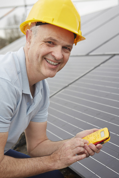 Engineer Installing Solar Panels On Roof Of House - Foto, imagen