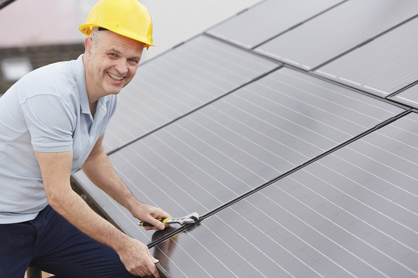 Engineer Installing Solar Panels On Roof Of House - Φωτογραφία, εικόνα