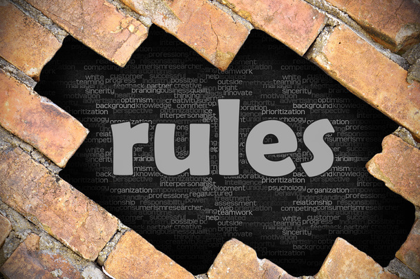 Buraco na parede de tijolo com regras de palavra
 - Foto, Imagem