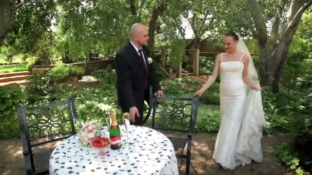 Groom invite bride to the table - Filmagem, Vídeo