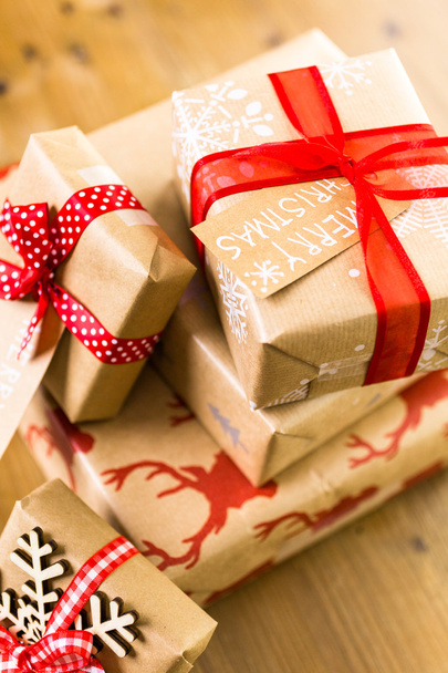 Рождественские подарки завернутые в коричневую бумагу
 - Фото, изображение