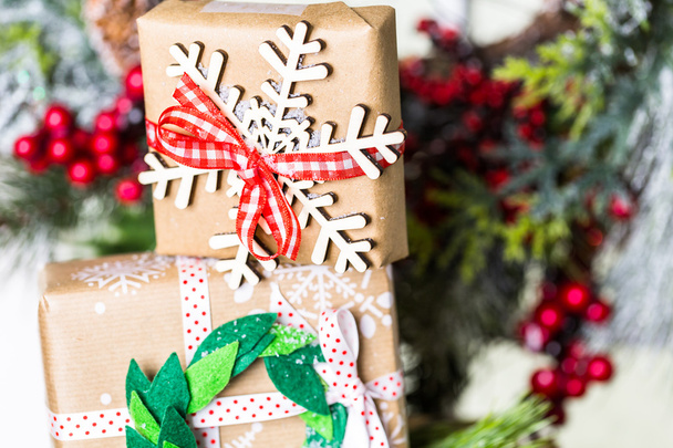 Різдвяні подарунки, загорнуті в коричневий папір
 - Фото, зображення