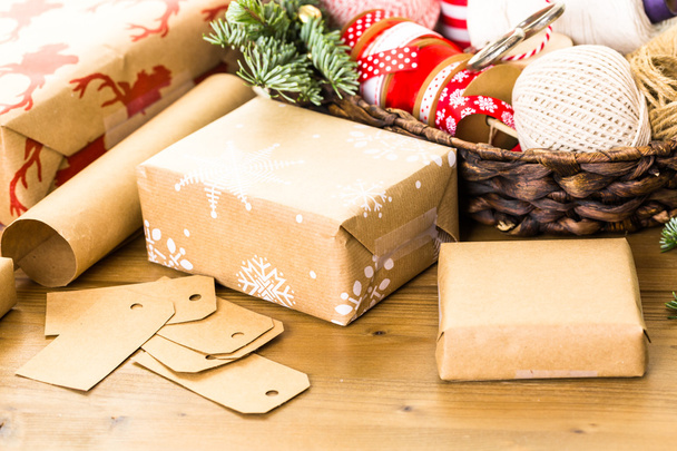 Cadeaux de Noël emballés dans du papier brun
 - Photo, image