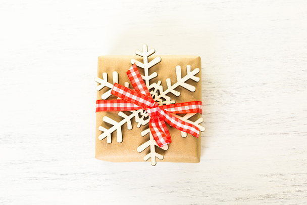 Christmas gift wrapped in brown paper - Foto, imagen
