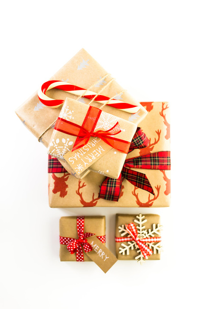 Regalos de Navidad envueltos en papel marrón
 - Foto, Imagen