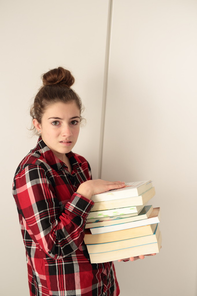 Tinédzser vádolt könyvek tanulmányozása - Fotó, kép