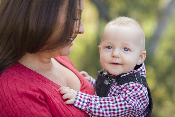 Little Baby Boy divirtiéndose con mamá al aire libre
 - Foto, Imagen