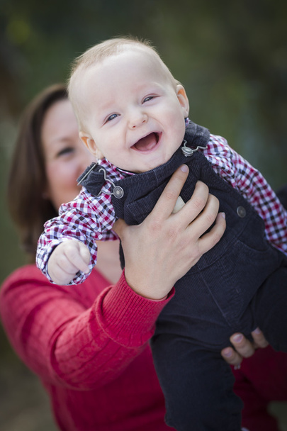 Little Baby Boy divirtiéndose con mamá al aire libre
 - Foto, Imagen