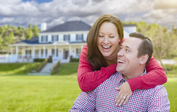 Couple heureux en plein air devant une belle maison
 - Photo, image