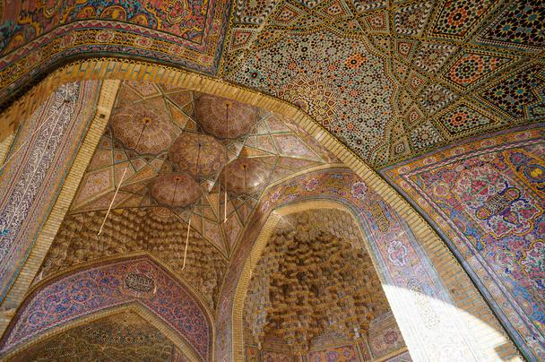 Muur en plafond van Nasir al-Mulk moskee in Shiraz, Iran.  - Foto, afbeelding