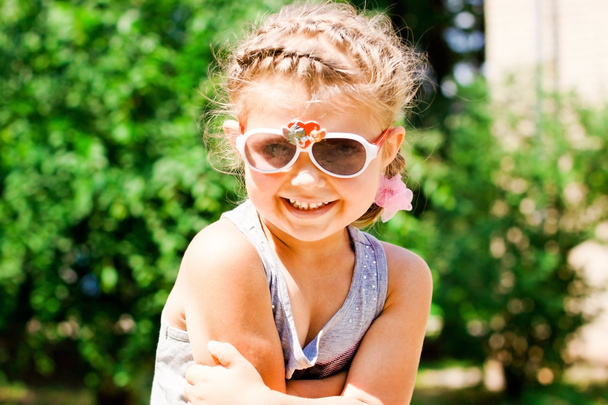 Beautiful Happy Little Girl outdoor in sunglasses - Φωτογραφία, εικόνα