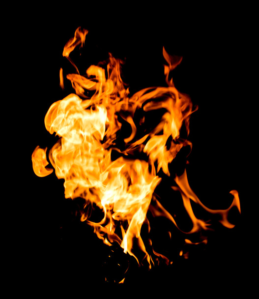 φωτιά φλόγες σε μαύρο φόντο - Φωτογραφία, εικόνα