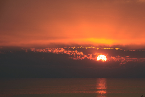 Auringonlasku ja pilvet
 - Valokuva, kuva